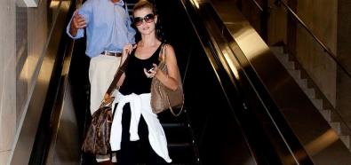 Joanna Krupa - polska, seksowna modelkanakryta przez paparazzich w dresie na lotnisku w Los Angeles