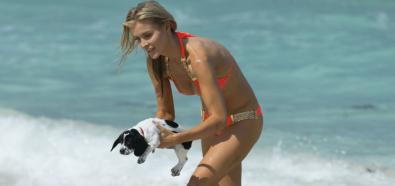 Joanna Krupa - seksowna modelka w bikini na plaży w Miami