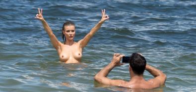 Joanna Krupa topless na plaży w Miami 