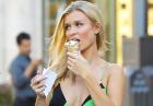 Joanna Krupa - seksowna modelka przyłapana na zakupach w Los Angeles przez paparazzich