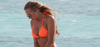 Joanna Krupa w pomarańczowym bikini na plaży w Miami
