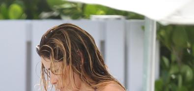 Aida Yespice w mokrych włosach na basenie