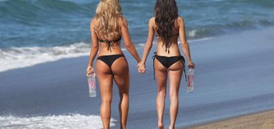 Anastasia Nova i Samantha Gill reklamują w bikini wodę "138"