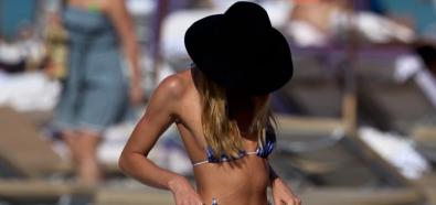 Candice Swanepoel i Doutzen Kroes - seksowne modelki w bikini na plaży w Miami