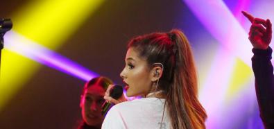 Ariana Grande seksownie na scenie