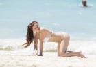 Ariel Winter w bikini na piaszczystej plaży w Bahama