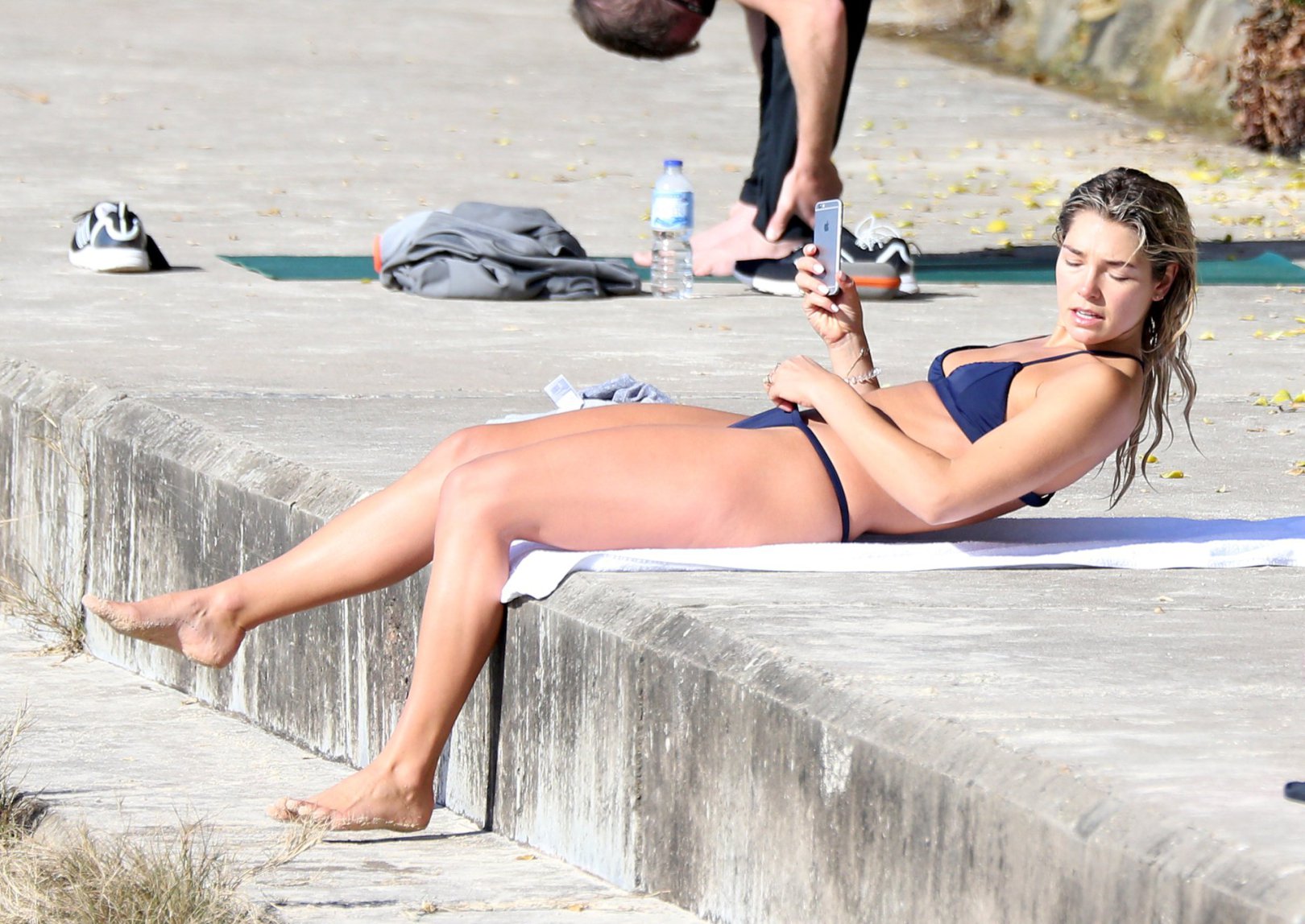 Ashley Hart opala się w granatowym bikini 
