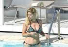 Ashley James w bikini na basenie