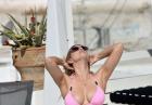 Ashley James w różowym bikini na basenie