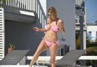 Ashley James w różowym bikini na basenie