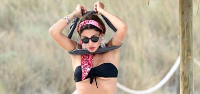 Belen Rodriguez - celebrytka w bikini na plaży