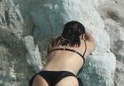 Bella Hadid w bikini na basenie na Lazurowym Wybrzeżu