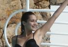 Bella Hadid w bikini na basenie na Lazurowym Wybrzeżu