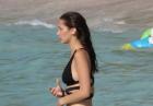 Bella Hadid czarujaco w czarnym bikini 