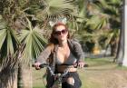Bella Thorne w staniku na rowerze