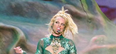 Britney Spears w scenicznych strojach