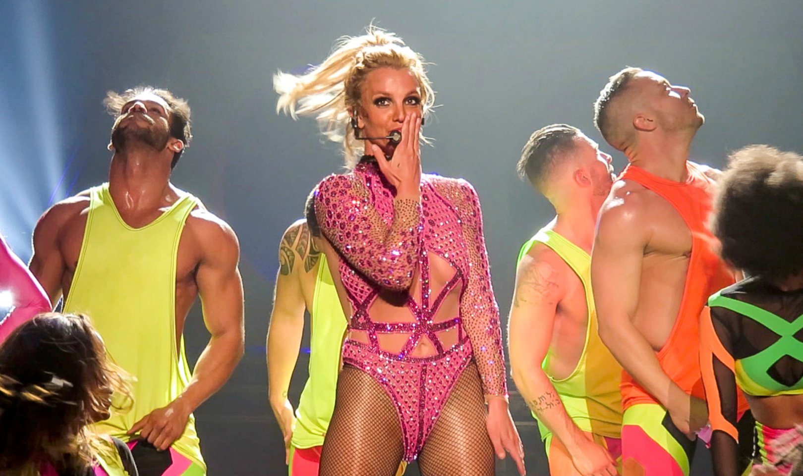 Britney Spears w scenicznych strojach