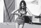 Camille Rowe - modelka pozuje topless w Elle