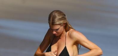 Charlotte McKinney w wyjątkowo skąpym bikini