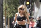 Charlotte McKinney w sportowym biustonoszu biega ulicami Los Angeles