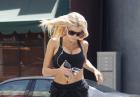 Charlotte McKinney w sportowym biustonoszu biega ulicami Los Angeles