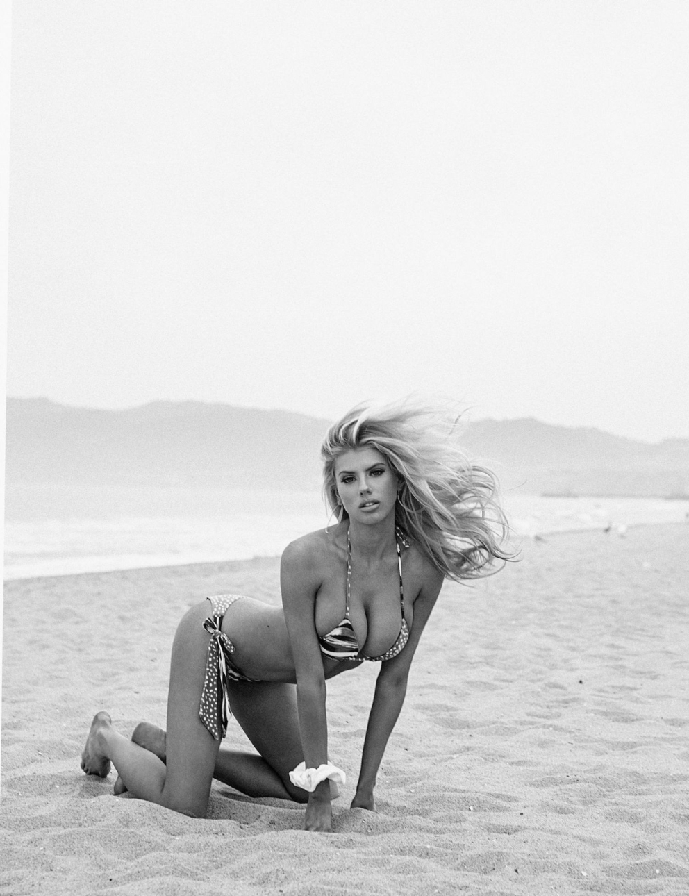 Charlotte McKinney w gorącej sesji na plaży