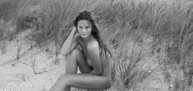 Chrissy Teigen nago na plaży