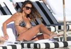 Claudia Galanti - seksowna modelka opala się topless na plaży w Miami