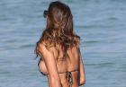 Claudia Galanti - seksowna modelka opala się topless na plaży w Miami