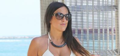 Claudia Romani wypina pośladki na plaży w Miami 