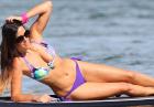 Claudia Romani - włoska modelka w seksownym bikini na desce surfingowej
