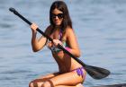 Claudia Romani - włoska modelka w seksownym bikini na desce surfingowej