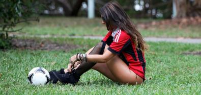 Claudia Romani - seksowna modelka w sesji z piłką 