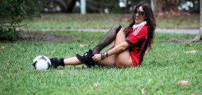 Claudia Romani - seksowna modelka w sesji z piłką 