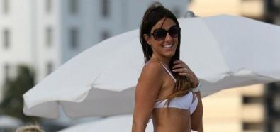 Claudia Romani - seksowna, włoska modelka w bikini na plaży w Miami
