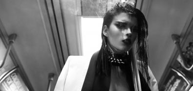 Crystal Renn - amerykańska modelka w pończochach i topless w Numero Tokyo