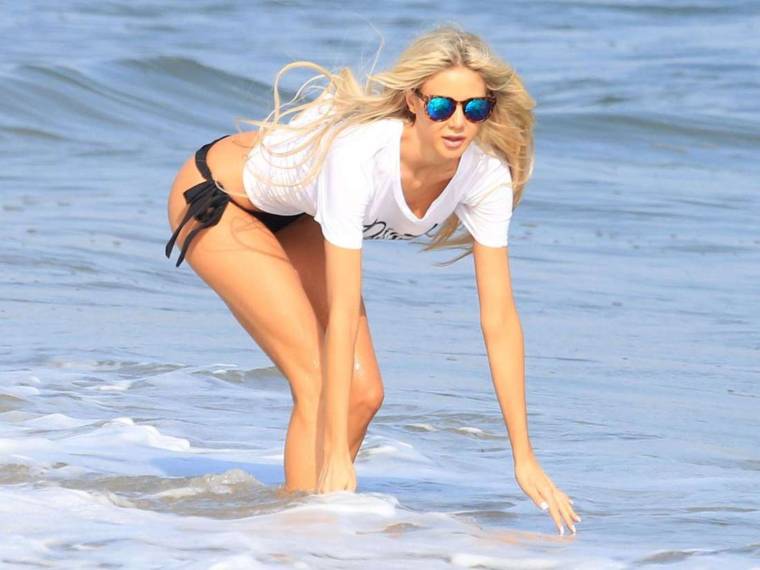Daisy Lea mokra i seksowna na plaży
