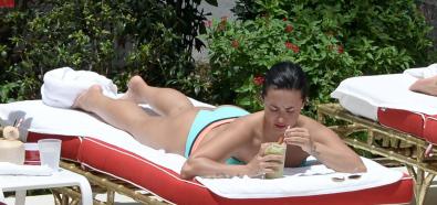 Demi Lovato w błękitnym bikini na basenie