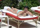Demi Lovato w błękitnym bikini na basenie