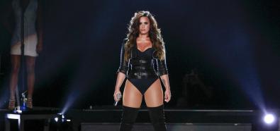 Demi Lovato w skórzanym gorsecie na scenie