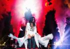 Demi Lovato w skórzanym gorsecie na scenie