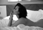 Demi Lovato nago w sypialni