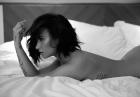 Demi Lovato nago w sypialni