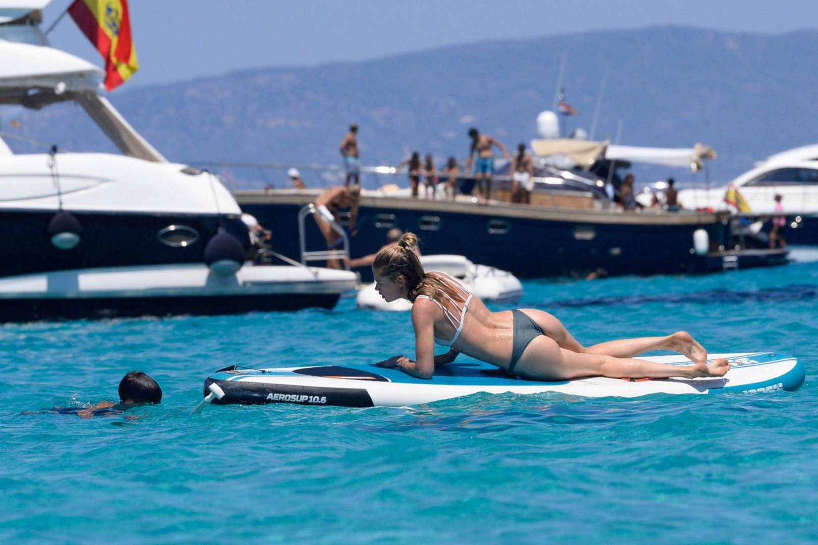Doutzen Kroes w bikini wypoczywa na wodzie