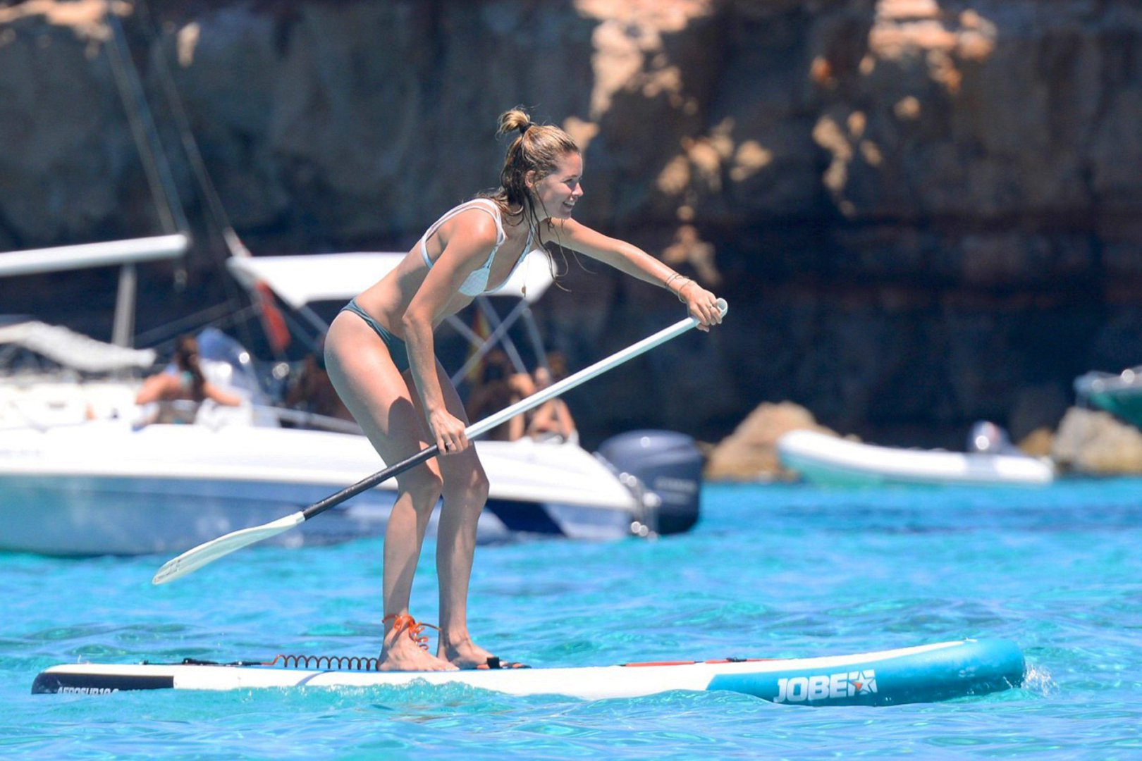 Doutzen Kroes w bikini wypoczywa na wodzie