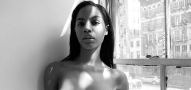 Ebonee Davis - nagie piersi seksownej modelki w sesji Terry'ego Richardsona