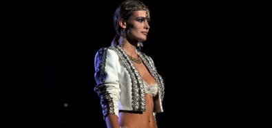 Edita Vilkeviciute - litewska modelka w seksownych pończochach i bieliźnie Etam podczas pokazu Paris Fashion Week