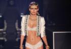 Edita Vilkeviciute - litewska modelka w seksownych pończochach i bieliźnie Etam podczas pokazu Paris Fashion Week