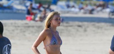 Elsa Hosk czarująco na plaży w bikini 