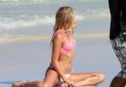 Elsa Hosk czarująco na plaży w bikini 